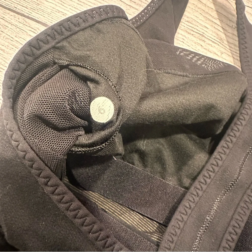 🍋Lululemon black tank size 6🍋 - Picture 9 of 9